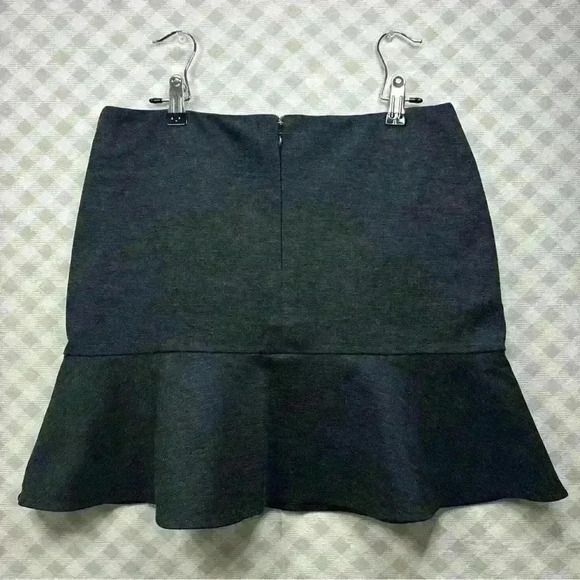 Barney’s New York Co-Op Gray Ruffle Bottom Mini Skirt Size Large - Picture 2 of 9